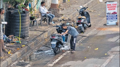 Mumbai, India - Dec. 12, 2023:Illegal Bike and Car washing center on Senapati Bapat road between Dadar and Matunga, in Mumbai, India, on Tuesday, December 12, 2023. (Photo by Raju Shinde/ Hindustan Times) (Hindustan Times) Mumbai, India - Dec. 12, 2023:Illegal Bike and Car washing center on Senapati Bapat road between Dadar and Matunga, in Mumbai, India, on Tuesday, December 12, 2023. (Photo by Raju Shinde/ Hindustan Times) (Hindustan Times)