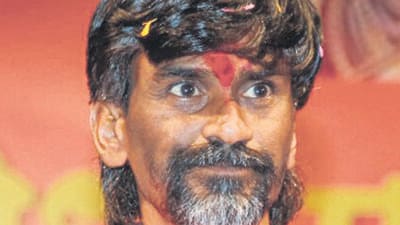 Thane, Nov 22 (ANI): Maratha quota activist Manoj Jarange Patil greets the gathering during the event organised by Sakal Maratha Morcha at Ram Ganesh Gadkari Rangayatan theater, in Thane on Tuesday. (ANI Photo) (Nitin Lawate)
