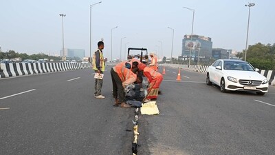 Workers of NHAI repair the crack on Iffco Chowk parallel flyover in Gurugram on Monday. (Parveen Kumar/HT Photo) Workers of NHAI repair the crack on Iffco Chowk parallel flyover in Gurugram on Monday. (Parveen Kumar/HT Photo)