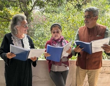 The English language play is a dramatised reading performance of Charles Dickens' story A Christmas Carol. The English language play is a dramatised reading performance of Charles Dickens' story A Christmas Carol.