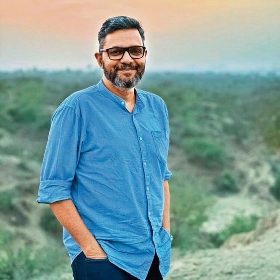 Renowned storyteller Nilesh Misra will spin enchanting tales and sing soulful songs during this performance. Renowned storyteller Nilesh Misra will spin enchanting tales and sing soulful songs during this performance.