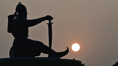 A setting sun in the backdrop of Baba Banda Singh Bahadur War Memorial in Chappar Chiri, Mohali, on a cold Saturday evening. (Ravi Kumar/HT)