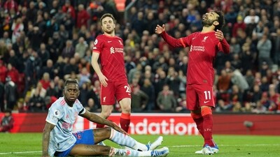Liverpool's Mohamed Salah, right, reacts after a missed scoring opportunity against Manchester United. (AP) Liverpool's Mohamed Salah, right, reacts after a missed scoring opportunity against Manchester United. (AP)