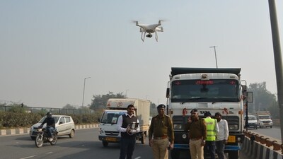 Gurugram traffic police used drone to check traffic violations on the Delhi-Gurgaon expressway. (X(Formerly Twitter))