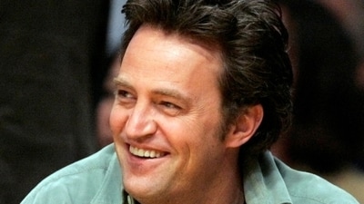 FILE PHOTO: U.S. actor Matthew Perry watches the Los Angeles Lakers NBA game against the Seattle Supersonics in Los Angeles November 3, 2006. REUTERS/Lucy Nicholson/File Photo (REUTERS)