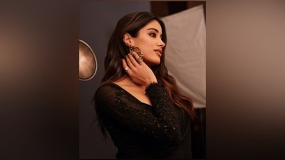Janhvi styled the saree with minimal accessories. She chose statement rings, gold Chandbalis, and high heels. Lastly, Janhvi chose centre-parted open tresses to glam up her attire. She styled her mane in well-defined waves.&nbsp; (Instagram)
