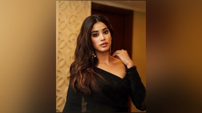 Janhvi wore the saree with a statement blouse piece in a black hue. It features a wide plunging neckline highlighting her decolletage, full-length sheer sleeves, beaded tassels on the cuffs, heavy embroidery, and diamantes accentuating the look.&nbsp;&nbsp; (Instagram)