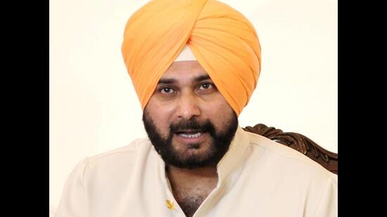 Former Punjab Congress leader Navjot Sidhu reached Bathinda on Saturday, unaccompanied by any official of the state or district unit, for a rally to at Mehraj village on Sunday. (HT File)
