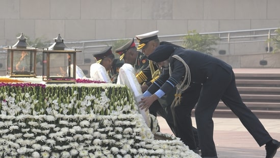 Chief of Defence Staff General Anil Chauhan, Chief of Army Staff General Manoj Pande, Chief of Naval Staff R. Hari Kumar and Vice Chief of Air Staff Air Marshal Amar Preet Singh pay tribute at the National War Memorial on the occasion of Vijay Diwas in New Delhi.(PTI)