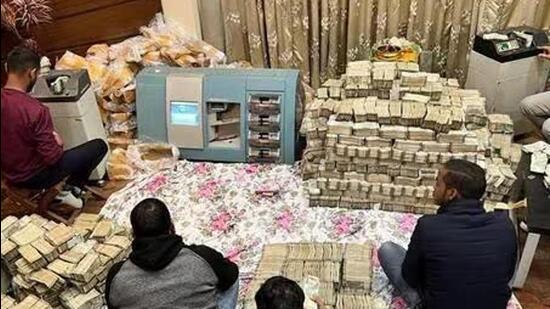 ₹360 crore of cash stacked in almirahs and cupboards were recovered during raids by I-T officials (HT Photo)