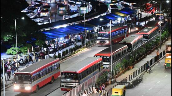 The commission said that it has asked PWD about the details of officials responsible for maintaining these lights and action taken against them. They have also sought details of complaints received since January 1, 2022 regarding dark spots at these bus stops and streets, and action taken on each complaint. (HT Archive)