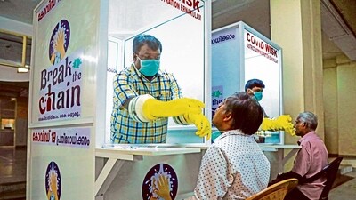 Medical staff collects samples for Covid-19 test at a walk-in kiosk in Kerala. (HT Photo) Medical staff collects samples for Covid-19 test at a walk-in kiosk in Kerala. (HT Photo)