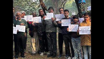 Environment enthusiasts from Paliwal Park on Sunday started a campaign to free Agra’s gardens . (HT photo)