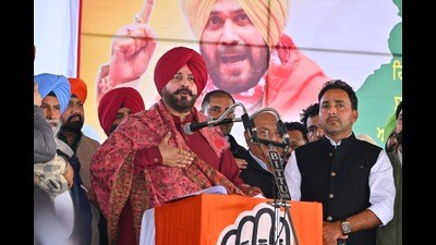 Former Punjab Pradesh Congress Committee (PPCC) president Navjot Sidhu addressing the gathering during his ‘Jittega Punjab’ rally at Bathinda’s Mehraj village on Sunday. (HT Photo)