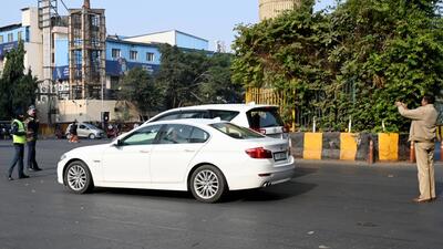 Noida traffic police officers challan a driver for traffic offences in Sector 16 on Sunday. (Sunil Ghosh/HT Photo) Noida traffic police officers challan a driver for traffic offences in Sector 16 on Sunday. (Sunil Ghosh/HT Photo)