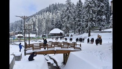Tourists at the ski resort of Gulmarg in J&K after fresh snowfall on Sunday. (Waseem Andrabi/HT) Tourists at the ski resort of Gulmarg in J&K after fresh snowfall on Sunday. (Waseem Andrabi/HT)
