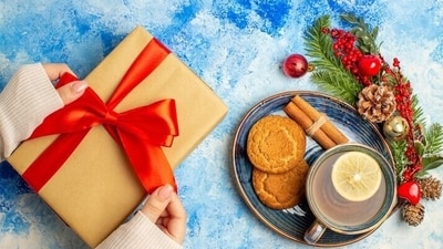 Around the UK, hampers—a basket full of goodies that highlight a shop’s top products—are a perennial favorite (Freepik) Around the UK, hampers—a basket full of goodies that highlight a shop’s top products—are a perennial favorite (Freepik)