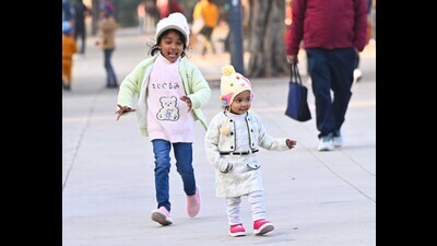 Children, bundled up in woollens, frolicking at the Sector 17 Plaza in Chandigarh on Monday. (Keshav Singh/HT)