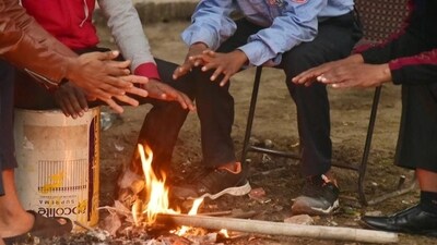 People huddle around a bonfire amid a foggy morning in New Delhi. (Sakib Ali /Hindustan Times) People huddle around a bonfire amid a foggy morning in New Delhi. (Sakib Ali /Hindustan Times)