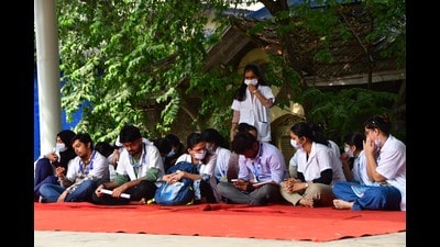 Mumbai, India – Dec 18, 2023: Resident doctors of the dermatology dept at JJ Hospital on mass leave, in Mumbai, India, on Monday, Dec 18, 2023. (Photo by Bhushan Koyande/HT Photo) Mumbai, India – Dec 18, 2023: Resident doctors of the dermatology dept at JJ Hospital on mass leave, in Mumbai, India, on Monday, Dec 18, 2023. (Photo by Bhushan Koyande/HT Photo)