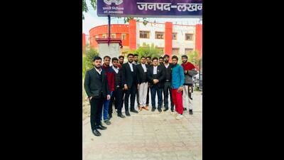 Tanveer Law Chamber’s lawyers with Kashmiri vendors after the traders were granted bail (HT Photo)