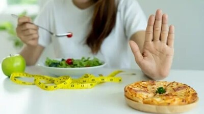 Large, heavy meals should be avoided. Instead, we should consume small quantities of food, more frequently. (Unsplash) Large, heavy meals should be avoided. Instead, we should consume small quantities of food, more frequently. (Unsplash)