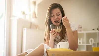 Chewing food properly and having it slowly helps with digestion. When we eat too fast, it can lead to bloating. (Unsplash) Chewing food properly and having it slowly helps with digestion. When we eat too fast, it can lead to bloating. (Unsplash)