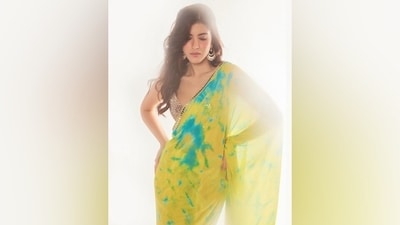 Shanaya chose minimal jewels to accessorise her ethnic look. She opted for statement gold rings adorned with gemstones and gold Chandbalis decked in pearls. Lastly, side-parted open locks styled in soft curls gave the finishing touch. (Instagram) Shanaya chose minimal jewels to accessorise her ethnic look. She opted for statement gold rings adorned with gemstones and gold Chandbalis decked in pearls. Lastly, side-parted open locks styled in soft curls gave the finishing touch. (Instagram)
