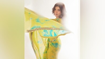 Shanaya wore the six yards traditionally, letting the pallu fall from her shoulder elegantly in a floor-sweeping length and arranging the pleats on the front. (Instagram) Shanaya wore the six yards traditionally, letting the pallu fall from her shoulder elegantly in a floor-sweeping length and arranging the pleats on the front. (Instagram)