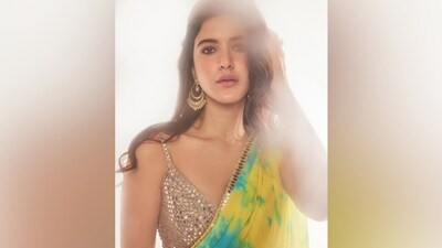 Shanaya Kapoor posted her saree look on Instagram with her fans last evening. She captioned the photos, "Look inspo: Rani Chatterjee [angel emoticon]." Celebrity stylist Aastha Sharma styled Shanaya in this dreamy look. You can take inspiration from the star and add the saree to your Haldi fashion roster.&nbsp; (Instagram)