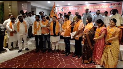 UBT workers join Eknath Shinde faction in Navi Mumbai UBT workers join Eknath Shinde faction in Navi Mumbai