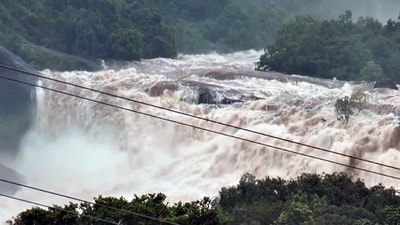 Manimuthar waterfall overflows due to incessant heavy rainfall in Tirunelveli District of Tamil Nadu. (ANI ) Manimuthar waterfall overflows due to incessant heavy rainfall in Tirunelveli District of Tamil Nadu. (ANI )