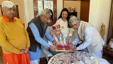 LK Advani being invited for the Ram Temple event in Ayodhya. LK Advani being invited for the Ram Temple event in Ayodhya.