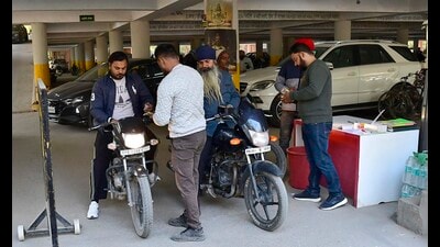 Ludhiana: Locals allege overcharging at mini-secretariat parking lot