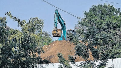 Mumbai, India - Dec 19, 2023 : Illegal earth and sand stacking causing air pollution at Andheri, in Mumbai, India, Tuesday, Dec 19, 2023. (Photo by Vijay Bate/HT Photo)