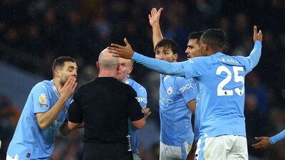 Manchester City's Erling Braut Haaland with teammates remonstrate with referee Simon Hooper (Action Images via Reuters)