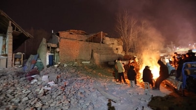 Residents keep warm around a fire in the early morning after an earthquake in Dahejia, Jishishan County, in northwest China's Gansu province. According to local meteorological authorities, the daily low temperature in Jishishan is reported to climb minus 10 degrees Celsius on Tuesday. (AFP) Residents keep warm around a fire in the early morning after an earthquake in Dahejia, Jishishan County, in northwest China's Gansu province. According to local meteorological authorities, the daily low temperature in Jishishan is reported to climb minus 10 degrees Celsius on Tuesday. (AFP)