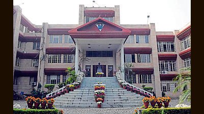 The UT education department has sent a show-cause notice to Vivek High School, Sector 38, for violating the Right to Children to Free and Compulsory Education (RTE) Act 2009 by not admitting students belonging to economically weaker sections (EWS) in its primary classes. (HT File) The UT education department has sent a show-cause notice to Vivek High School, Sector 38, for violating the Right to Children to Free and Compulsory Education (RTE) Act 2009 by not admitting students belonging to economically weaker sections (EWS) in its primary classes. (HT File)