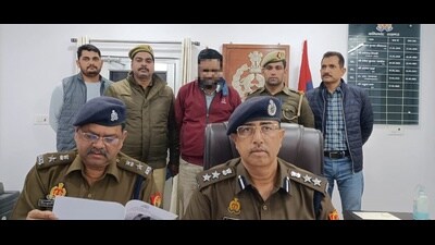 The accused man with the police team after his arrest in Lucknow on Tuesday (HT Photo) The accused man with the police team after his arrest in Lucknow on Tuesday (HT Photo)