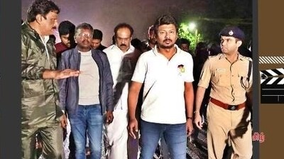Mari Selvaraj takes part in the rescue efforts in Tirunelveli.