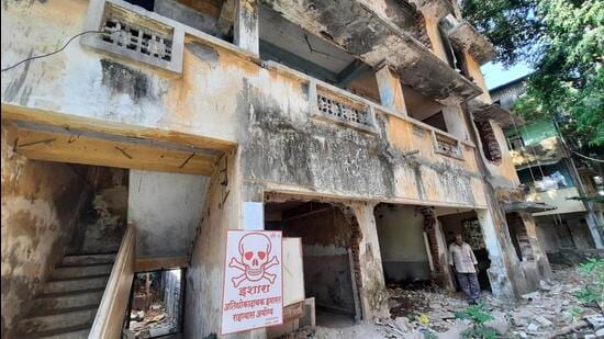 Thane, India - May, 26, 2023: Tmc puts up warning notice of extremely dangerous building at Vrindavan building located at Naupada, Thane ,in Thane, in Mumbai, India, on,Friday, May, 26, 2023. ( Praful Gangurde / HT Photo)