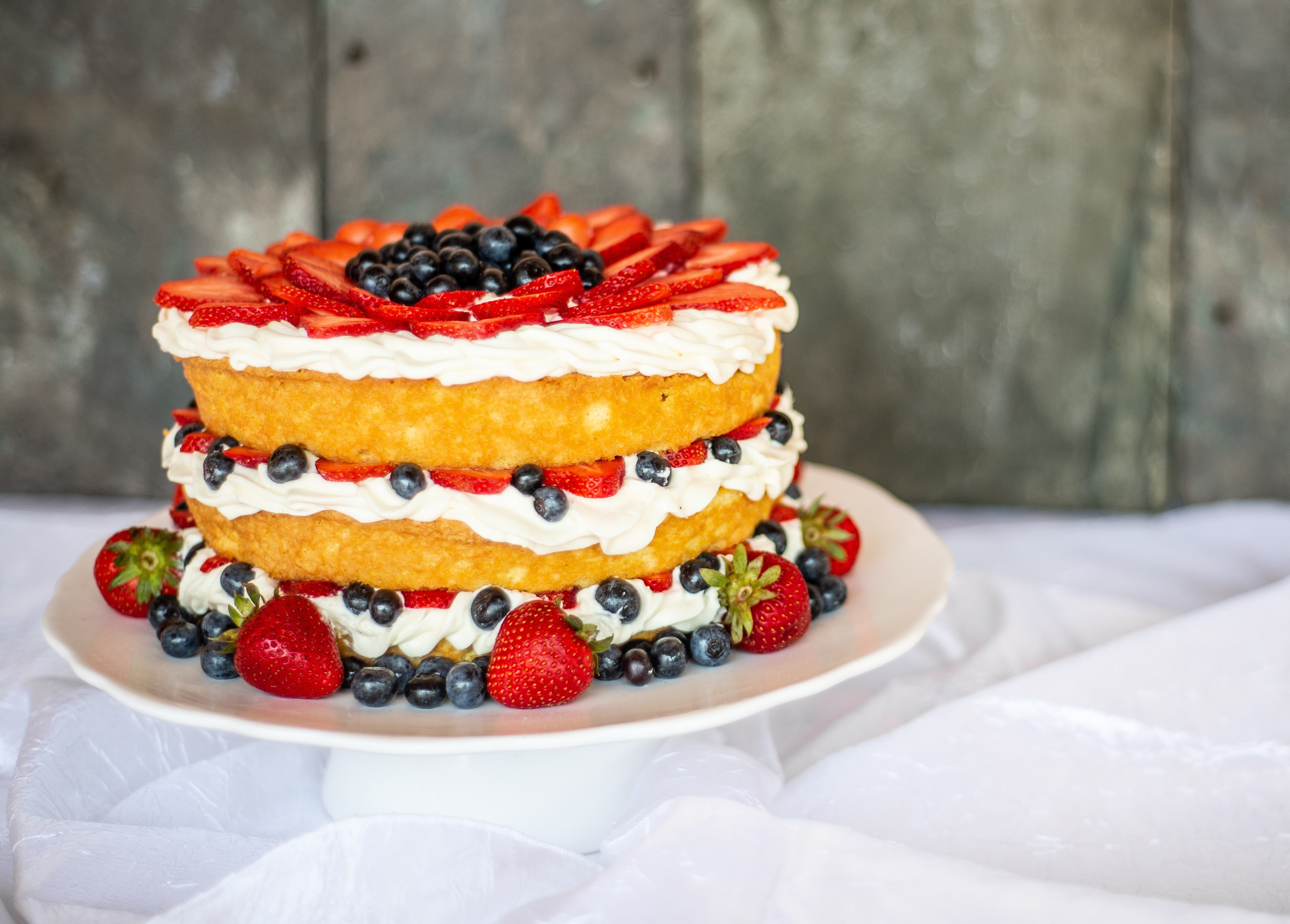 Easy Fruit Cake(Unsplash/David Holifield)