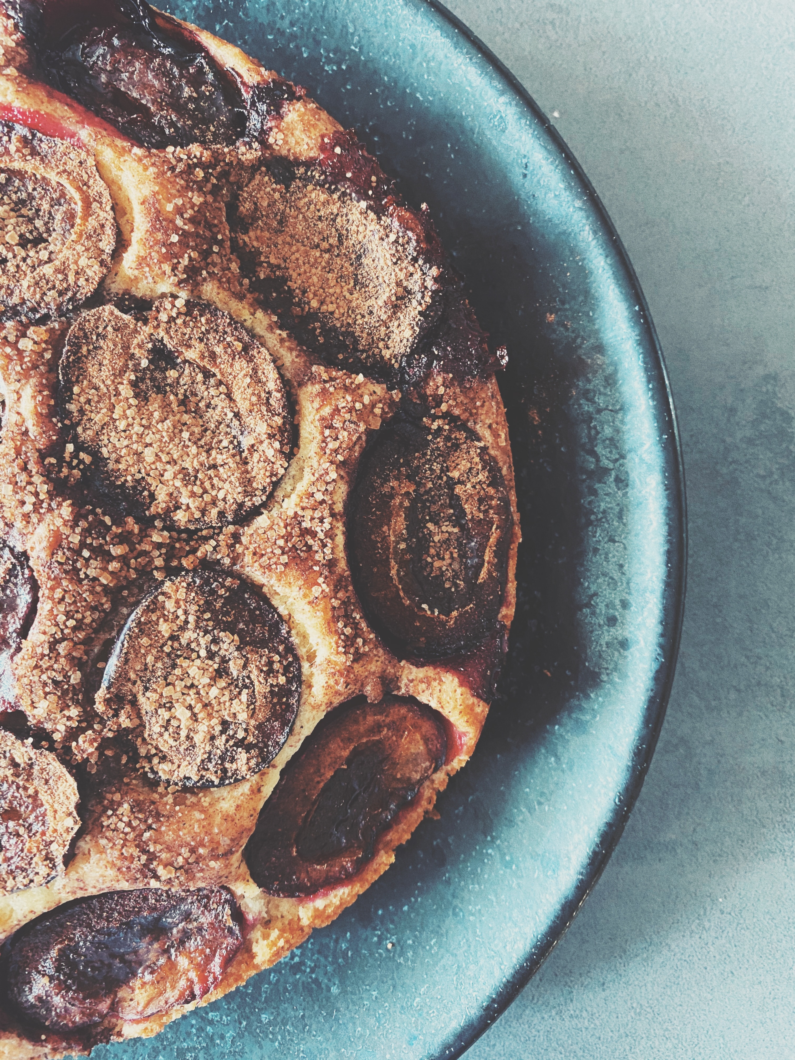 Plum cake(Unsplash/Elena Sambros)