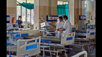 Healthcare workers arrange medical equipments and beds at the Government Fever Hospital after the Centre issued COVID advisory measures. (HT PHOTO) Healthcare workers arrange medical equipments and beds at the Government Fever Hospital after the Centre issued COVID advisory measures. (HT PHOTO)