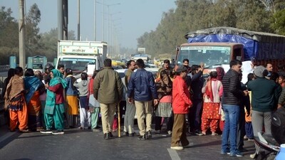 Local residents blocked traffic on GT Karnal Road while protesting against the crime. (HT Photo) Local residents blocked traffic on GT Karnal Road while protesting against the crime. (HT Photo)