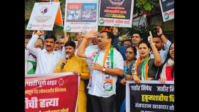 NCP city unit president Prashant Jagtap and other office-bearers held the protest at Warje on Wednesday. (HT PHOTO)