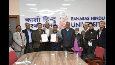Officials of both institutions at the MoU signing ceremony, in Varanasi, on Tuesday (HT Photo)