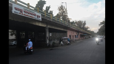 Since the existing flyover is outdated and no longer handles the traffic problems here, PMC shelved plans to repair it and later decided to demolish and replace it with a new structure. (HT PHOTO) Since the existing flyover is outdated and no longer handles the traffic problems here, PMC shelved plans to repair it and later decided to demolish and replace it with a new structure. (HT PHOTO)
