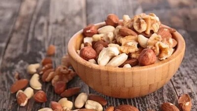Almonds and cashew nuts: Magnesium may promote sleep by regulating your body’s circadian rhythms, known as the body’s natural clock, and increasing muscle relaxation. So, try foods like Ginger, Almonds, Cashew nuts, and Sesame seeds. (Unsplash) Almonds and cashew nuts: Magnesium may promote sleep by regulating your body’s circadian rhythms, known as the body’s natural clock, and increasing muscle relaxation. So, try foods like Ginger, Almonds, Cashew nuts, and Sesame seeds. (Unsplash)