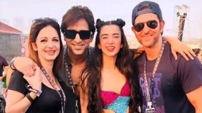 Hrithik Roshan (right) posing with Sussanne Khan, Arslan Goni and Saba Azad at an event. Hrithik Roshan (right) posing with Sussanne Khan, Arslan Goni and Saba Azad at an event.